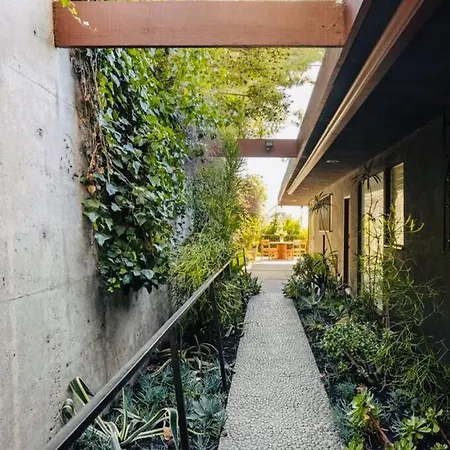 Urban Oasis: Stylish Mid-Century Home In Weho Los Angeles Exterior photo