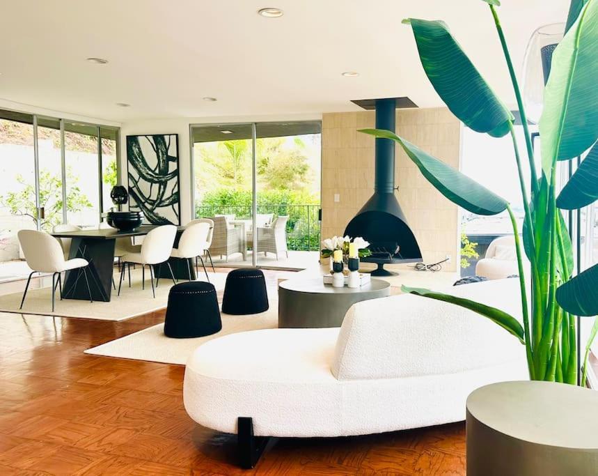 Urban Oasis: Stylish Mid-century In Weho Holiday home