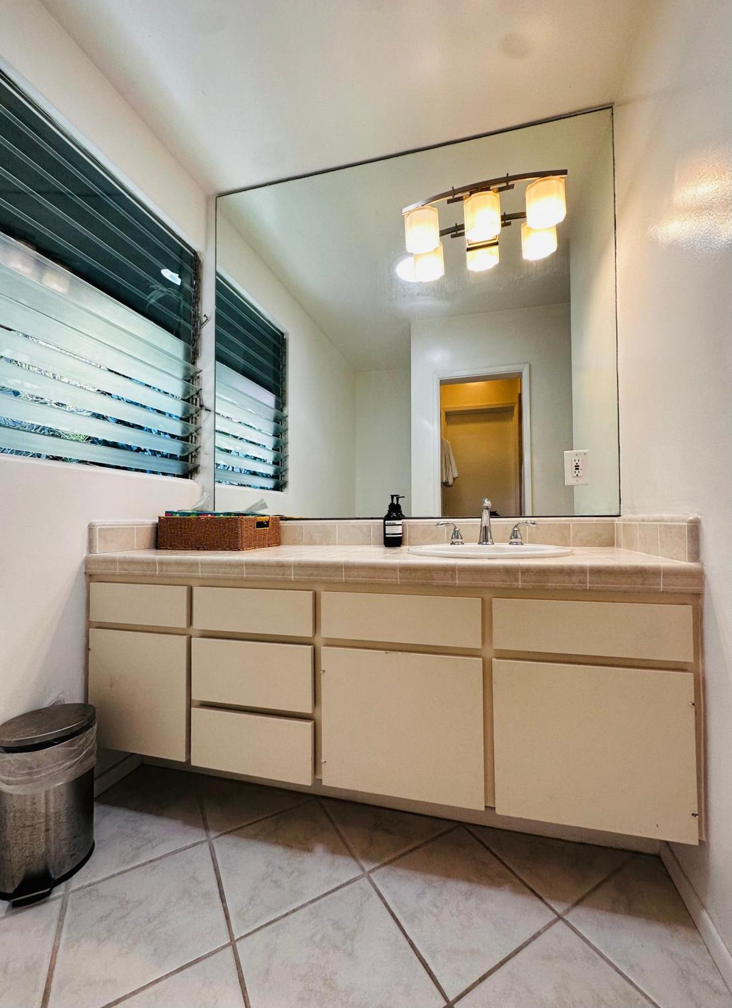 Urban Oasis: Stylish Mid-century In Weho Holiday home Los Angeles